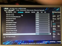 Ekran ustawień BIOS z zakładką AI Tweaker na monitorze komputera ASUS.