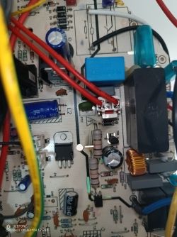 Zdjęcie płytki drukowanej z różnorodnymi elementami elektronicznymi i okablowaniem.