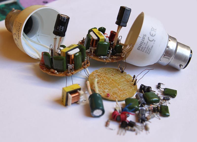 Elementy elektroniczne wewnątrz żarówki LED oraz płytka drukowana.