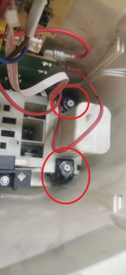 Obraz wnętrza urządzenia elektronicznego z zaznaczonymi na czerwono czarnymi blokadami.