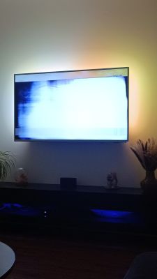 Telewizor z uszkodzonym wyświetlaczem, tylko górna część około 15 cm działa poprawnie