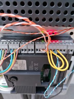 Wideodomofon Vrone VDP-61MV - jak podłączyć przewody do sterownika bramy?