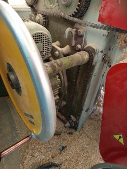 Dwustronna strugarka z mechanizmem podnoszenia blatu roboczego za pomocą korby.