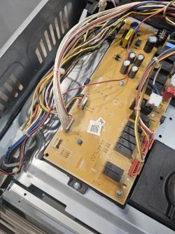 Zbliżenie na płytkę PCB urządzenia Samsung z licznymi przewodami i złączami