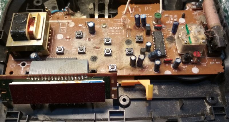 Radiobudzik Sony ICF-C360: wnętrze oraz naprawa, nie można włączyć