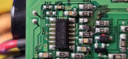 Zbliżenie na układ scalony L6563 zamontowany na zielonej płytce PCB