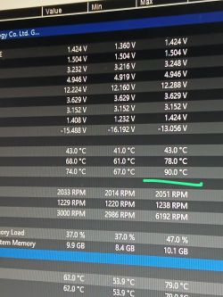 Zrzut ekranu z programu monitorującego temperatury i napięcia komputera, pokazujący wysokie temperatury TMPIN1 i TMPIN2 oraz obroty wentylatorów.
