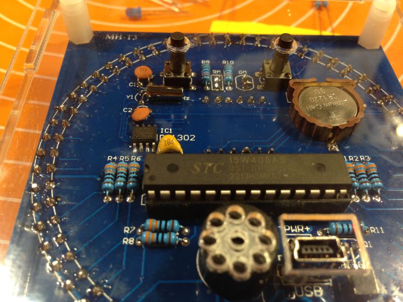 Świecąca karuzela albo inaczej zegarek z sekundnikiem innym niż zwykle. Studio Clock.