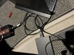 Laptop podłączony do przetwornicy prądu, nie działa ładowanie.