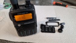 Radiotelefon Kenwood z podświetlanym ekranem oraz wymontowane gumowe przyciski i pokrętła na ręczniku papierowym