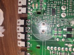 Zbliżenie płytki PCB z elementami SMD i dużymi tranzystorami/MOSFET-ami przy lewej krawędzi