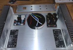 Obudowa z aluminiowymi radiatorami i zamontowanymi modułami wzmacniacza audio