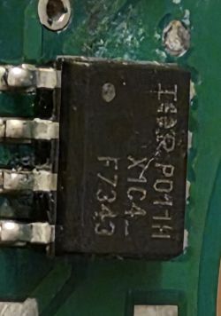 Układ scalony oznaczony jako IRFR9014 X1C4 F7343 na zielonej płytce PCB