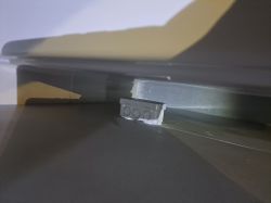 Puszka elektryczna zamontowana w łazience, około 3 cm od wanny.