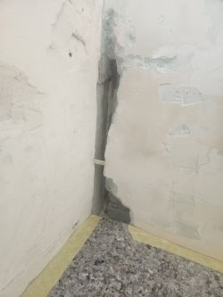 Jak załatać dziurę 10 cm w ścianie z płyt gipsowych, żeby nie pękała?