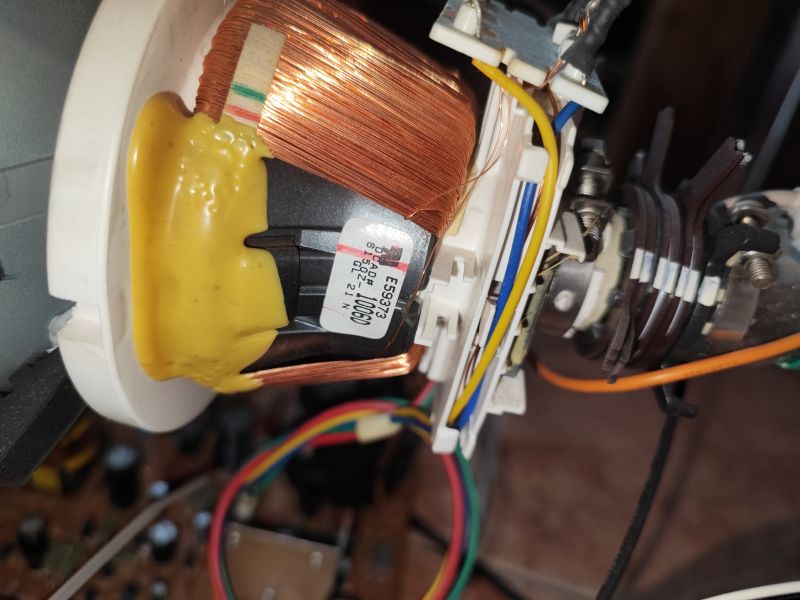 Widok wnętrza telewizora kineskopowego Daewoo K14C5GT, z widocznymi komponentami elektronicznymi, w tym cewkami i złączami.