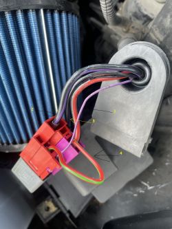 Przewody w podstawie przekaźnika 428 w Audi TT 1.8 T Quattro.