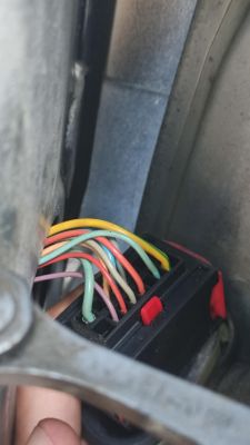Zbliżenie na złącze elektryczne z kolorowymi przewodami w drzwiach Peugeot 307 SW