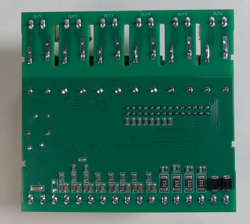 Zielony obwód drukowany z wyprowadzeniami oznaczonymi OUT1 do OUT6 oraz elementami elektronicznymi SMD.