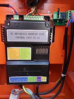Jednostka sterująca DC Brushless Barrier Gate V2.23 wewnątrz obudowy Jednostka sterująca DC Brushless Barrier Gate z kolorowymi złączami i wyświetlaczem LED