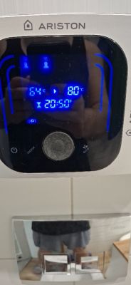Panel sterowania podgrzewacza Ariston z ustawioną temperaturą 80°C i czasem grzania 20:50