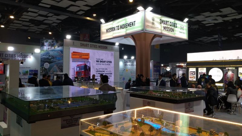 Stoiska Smart Cities Mission na Envergence India Expo 2024 z makietami i prezentacjami.