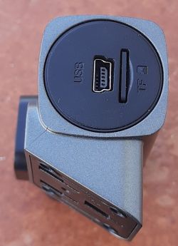 Porty na urządzeniu: port USB i slot na kartę TF (microSD).