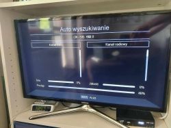 Ekran telewizora pokazujący brak sygnału podczas automatycznego wyszukiwania kanałów.
