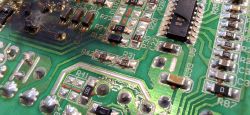 Uszkodzona płytka PCB z nadpaleniem w okolicy układów U5, R2 i R31