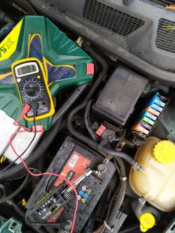 Opel Astra G 2002 - Wysoki pobór prądu, awaria wspomagania kierownicy i problem z akumulatorem