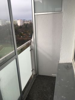 Mała odległość miezy agregatem a balustradą balkonu.