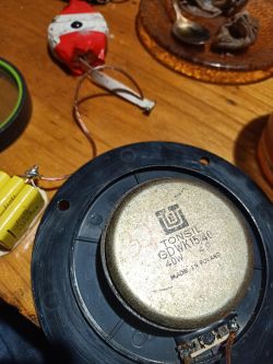 Zmniejszenie intensywności dźwięku w głośniku Tonsil o oporności 4ohm przez kondestrator 3,6uf 100v