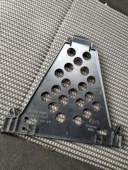 Wysuwający się radioodbiornik i zmieniarka w Volkswagen Golf 4 - pytania o montaż i odbiór stacji