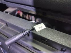 Dlaczego w radiu LEHX 2-DIN słabo słychać głos przez mikrofon?