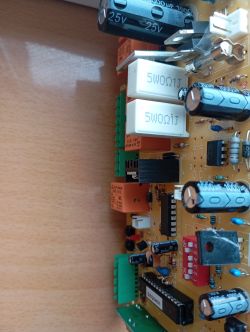 Zbliżenie na płytkę drukowaną z komponentami elektronicznymi.