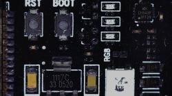 Zbliżenie płytki PCB z przyciskami RST i BOOT, diodami LED oraz układem CH343P