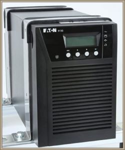 UPS Eaton 9130 z uszkodzonymi komponentami.