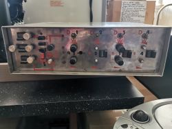 Panel przedni urządzenia elektronicznego z licznymi pokrętłami, przełącznikami i opisami w języku polskim.