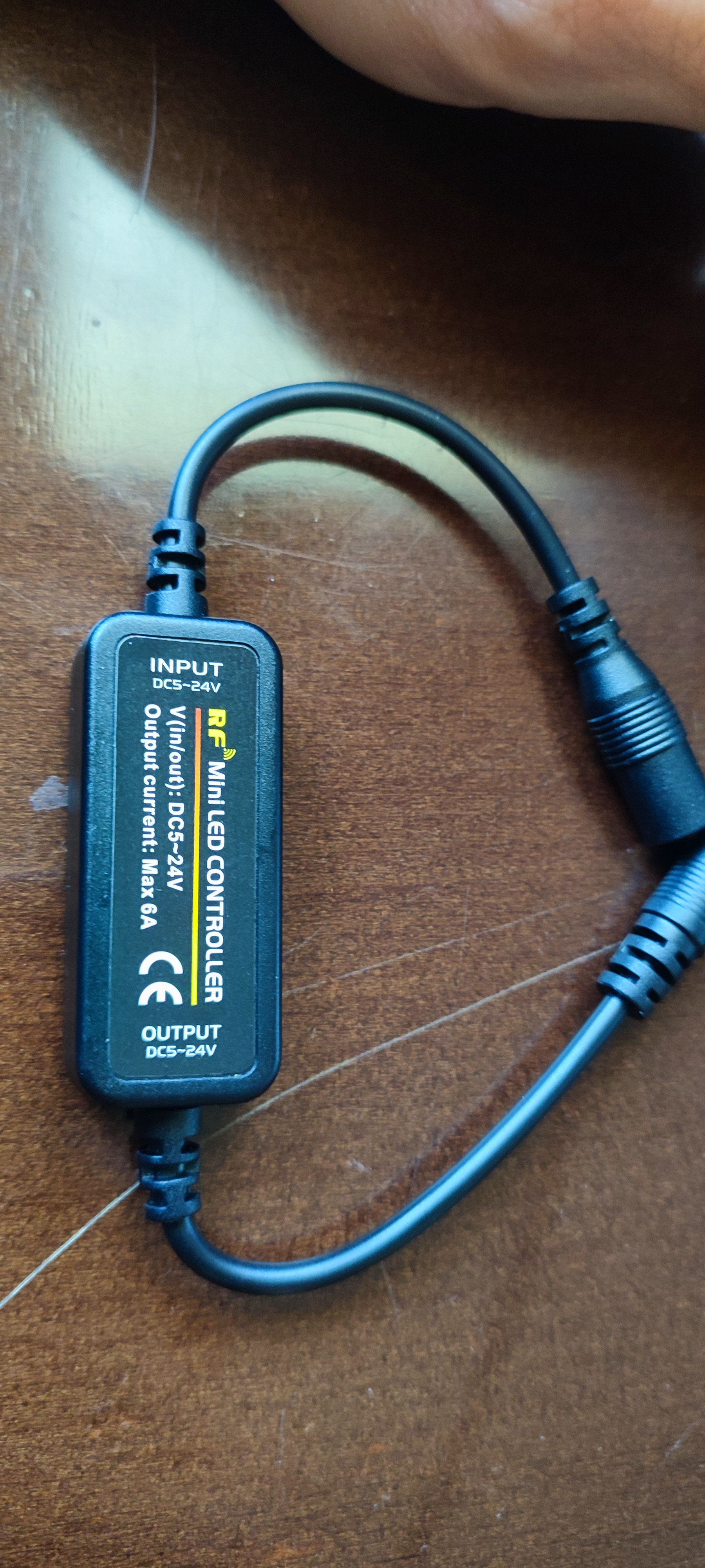 Jak podłączyć LED Controller do zasilacza z przewodami R+, Y-, W-