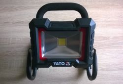 Akumulatorowa lampa robocza YATO YT-82961 – wnętrze urządzenia