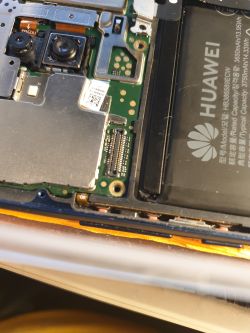 Huawei Mate 20 Lite - uszkodzenie po kontakcie z wodą, wymiana wyświetlacza nie pomogła