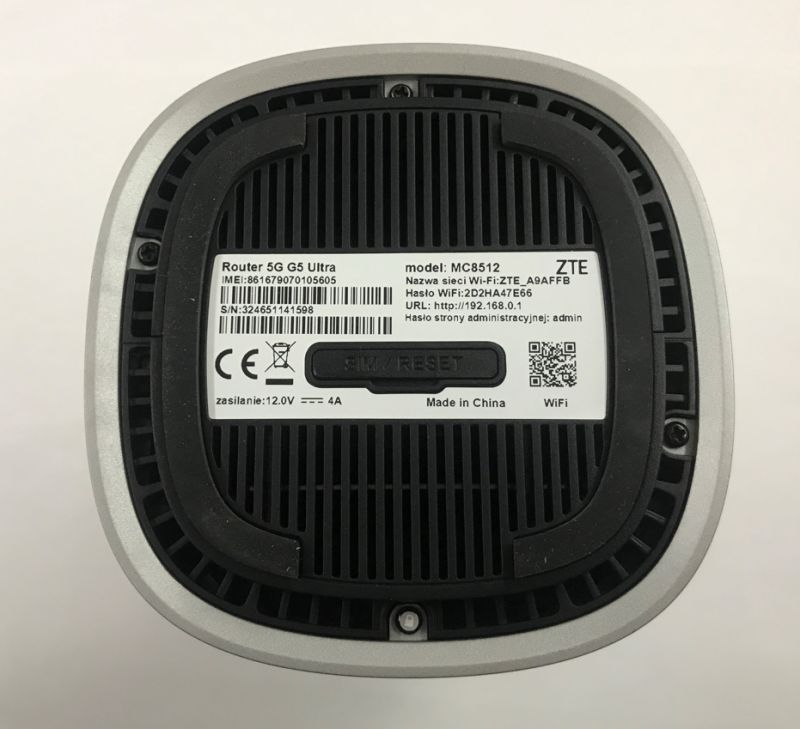 Spód routera ZTE G5 Ultra MC8512 z etykietą informacyjną i przyciskiem SIM/RESET