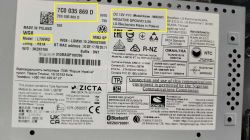 Etykieta produktu elektronicznego zawierająca informacje techniczne i certyfikacyjne.