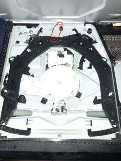 Konsola PS4 Slim nie wciąga płyty - podejrzenie o zagubione elementy napędu