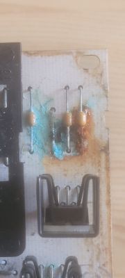 Uszkodzona płytka obwodu elektrycznego z korozją.