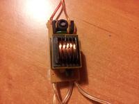 Jak przedłużyć kabel neonu 12V, aby oba świeciły równomiernie?