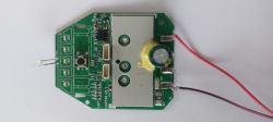 Płytka sterownika zakrętarki z podzespołami elektronicznymi i przewodami