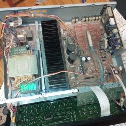 Wnętrze amplitunera Sony GX70ES z widocznymi podzespołami elektronicznymi.