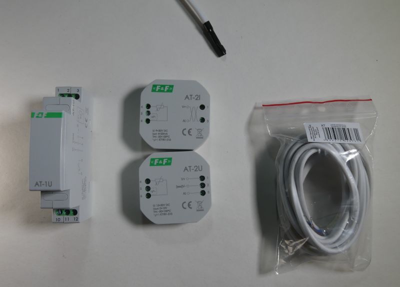 Zestaw urządzeń elektronicznych F&amp;F: dwa moduły AT-2, jeden moduł AT-1U, sonda na przewodzie i kabel w foliowej torebce.
