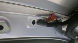 Zbliżenie na złącze elektryczne z brązową kostką pod podsufitką Vivaro B